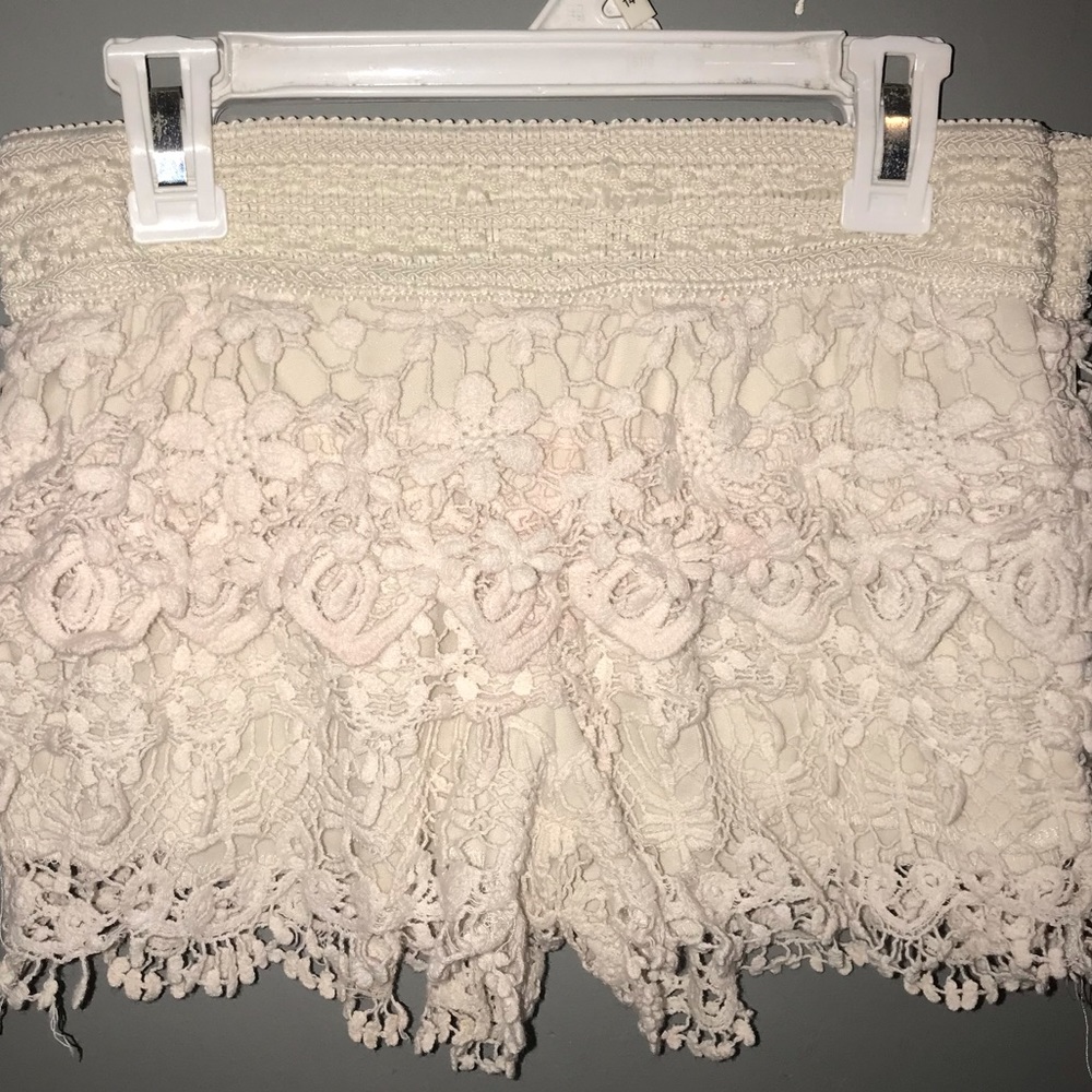 WHITE LACE SHORTS😍